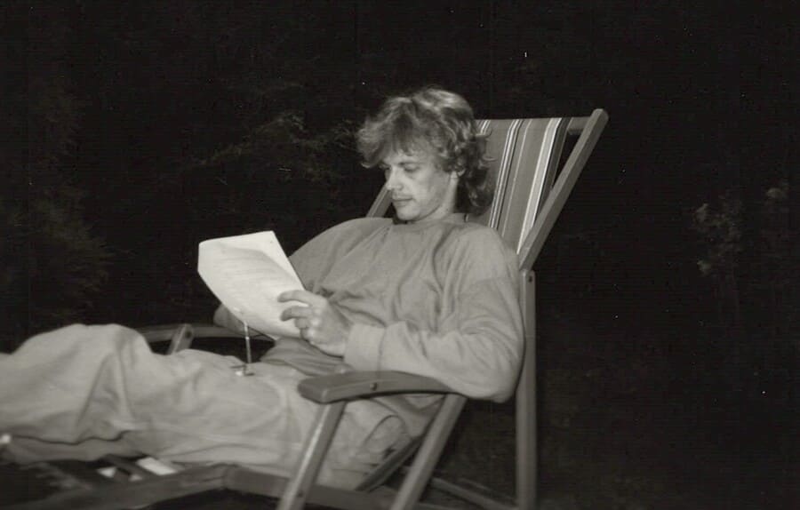 neubacher-1987 Manfred Neubacher lesend, um auf eine Prüfung zu lernen