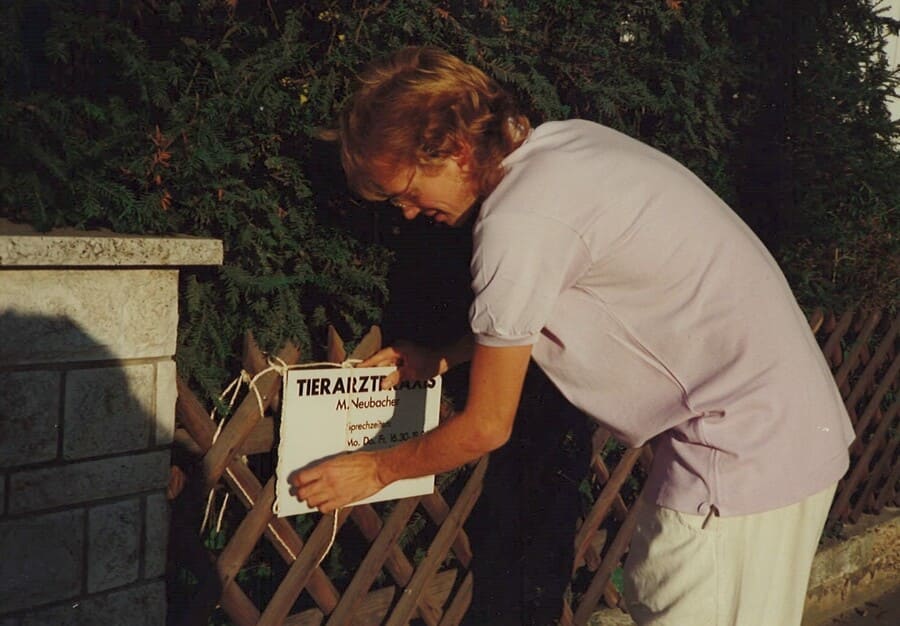 Manfred Neubacher beim Anbringen des Praxisschildes